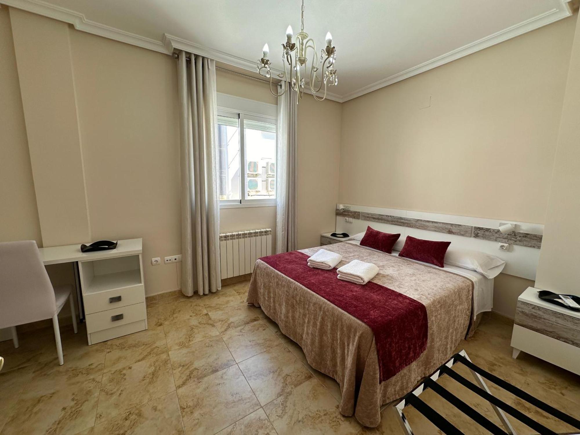 Casa Grande De Tres Plantas Con Parking Gratis Villa Linares  Exterior foto