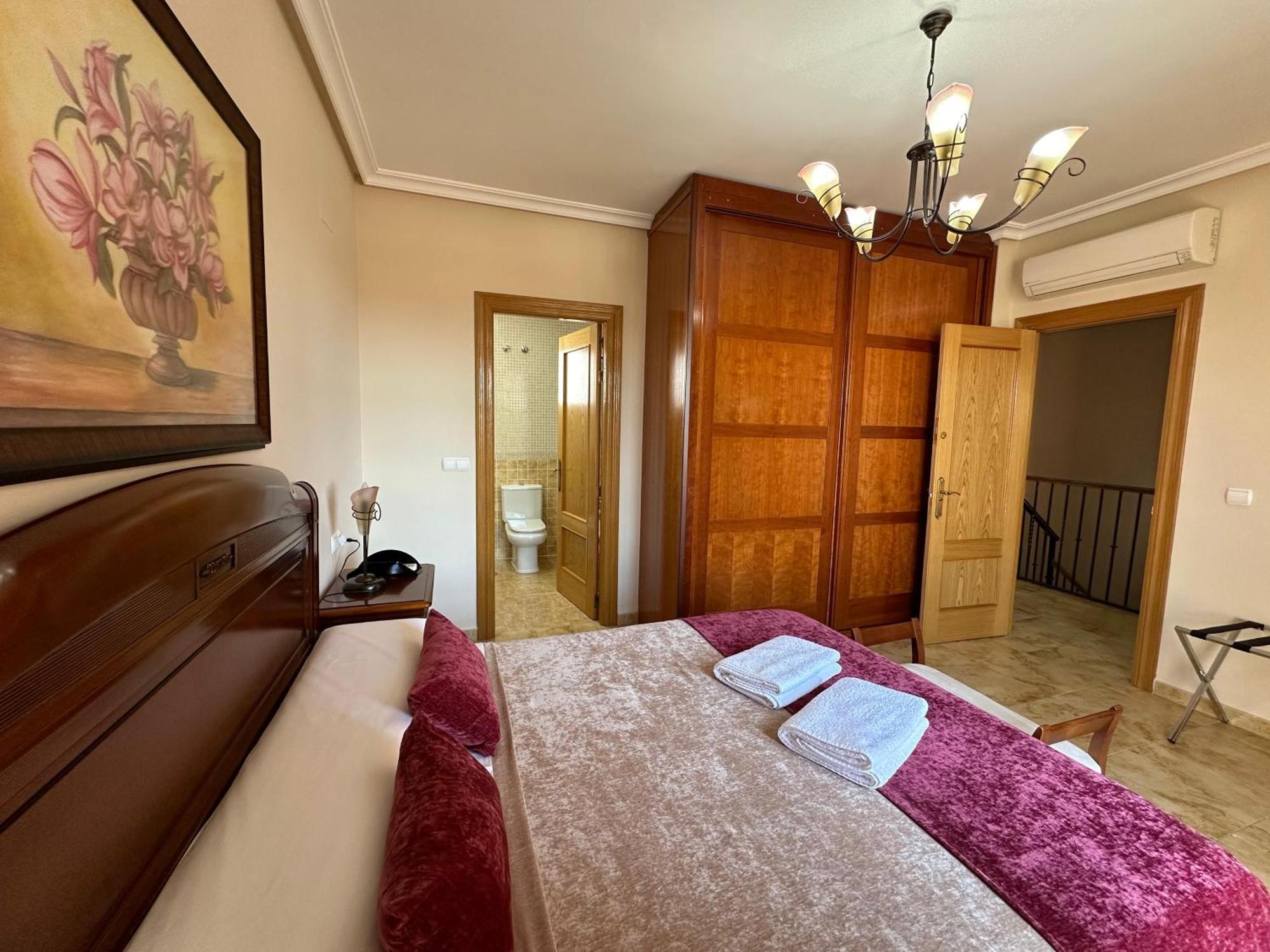Casa Grande De Tres Plantas Con Parking Gratis Villa Linares  Exterior foto