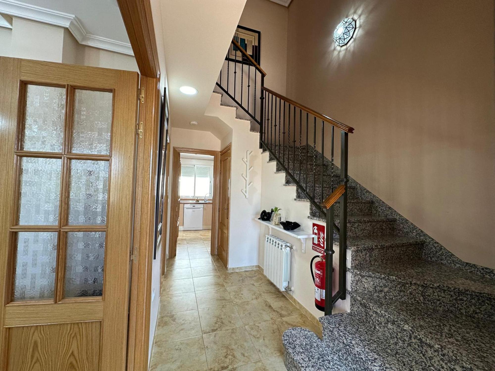 Casa Grande De Tres Plantas Con Parking Gratis Villa Linares  Exterior foto