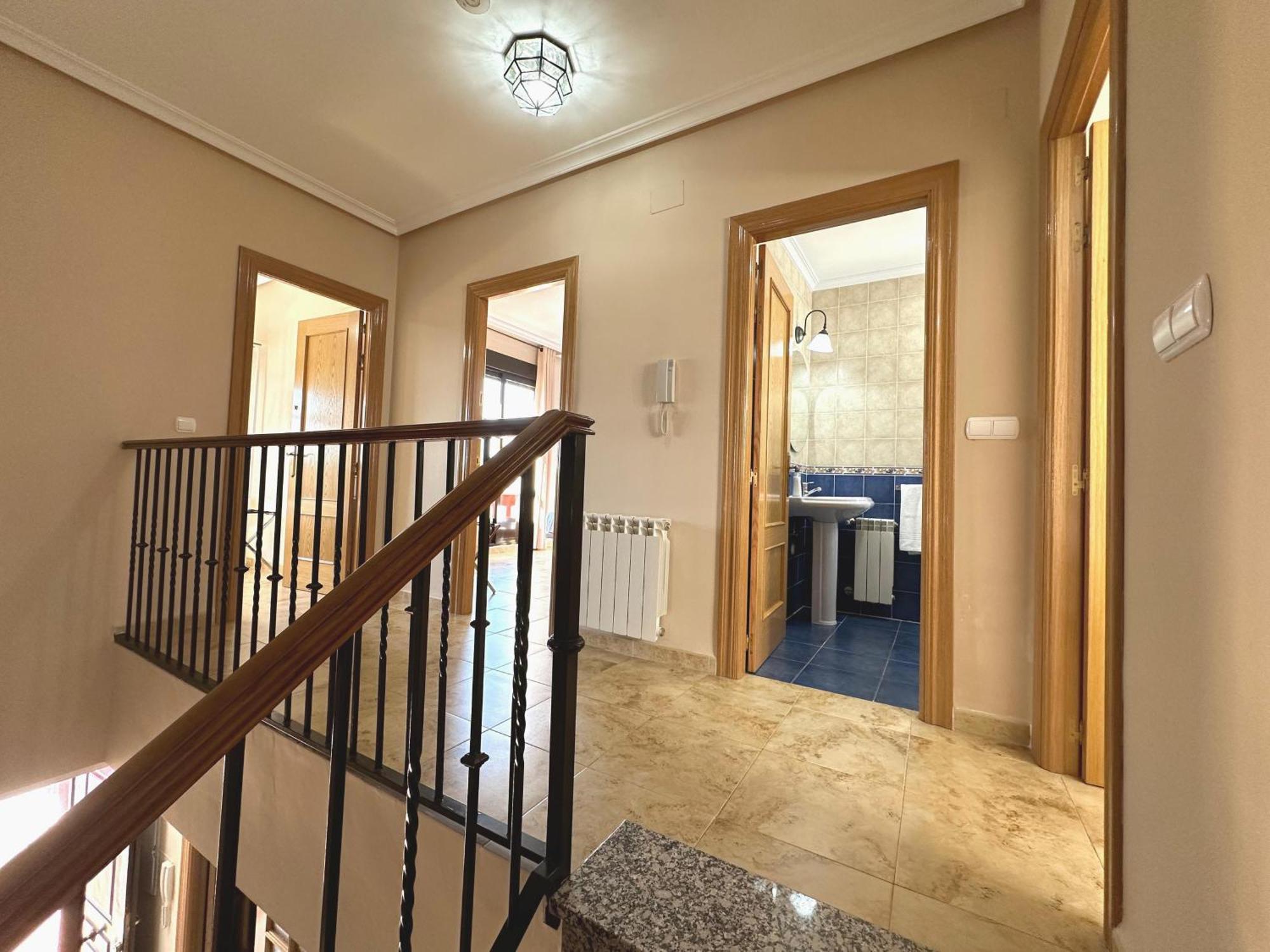 Casa Grande De Tres Plantas Con Parking Gratis Villa Linares  Exterior foto
