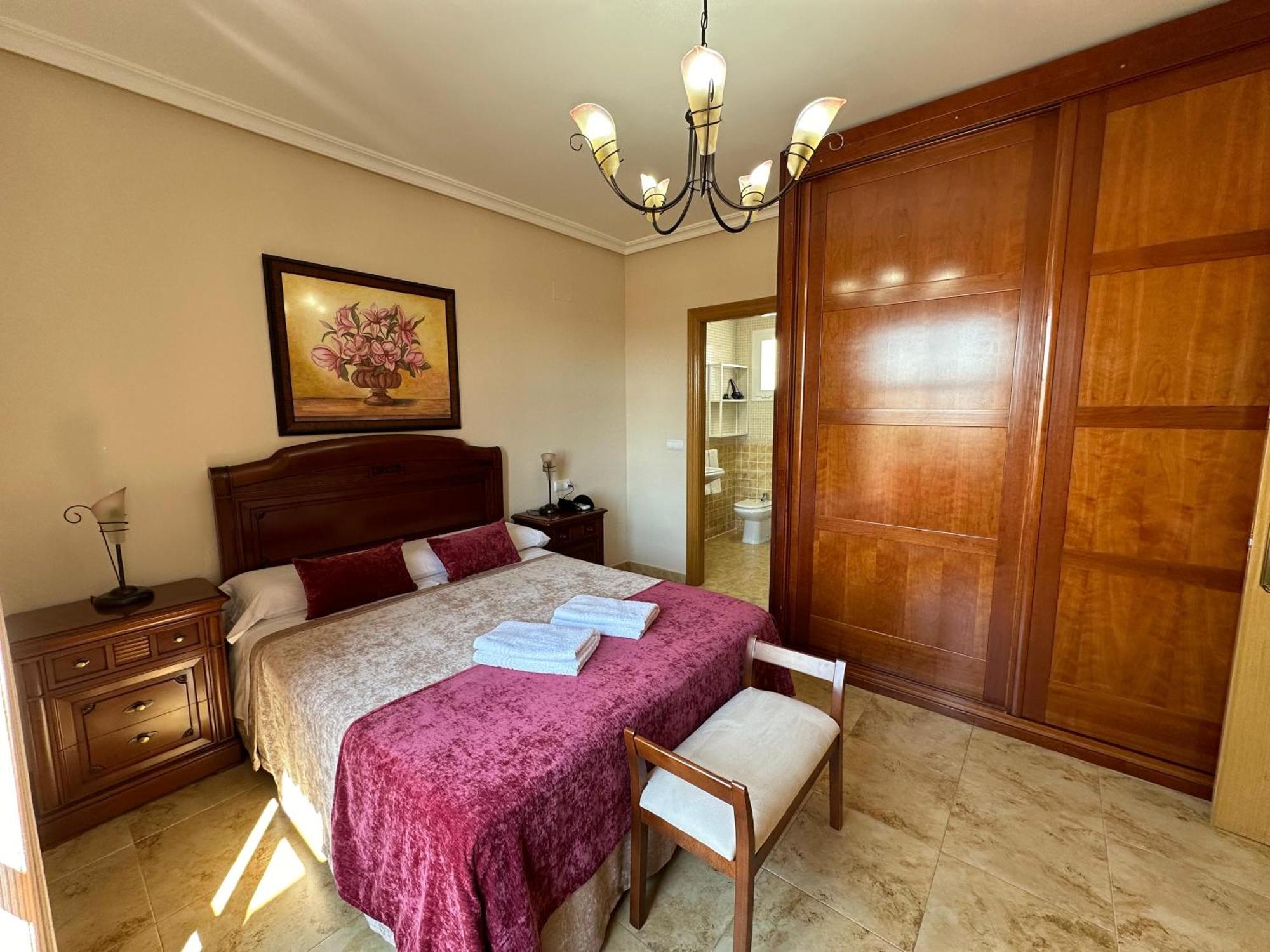 Casa Grande De Tres Plantas Con Parking Gratis Villa Linares  Exterior foto