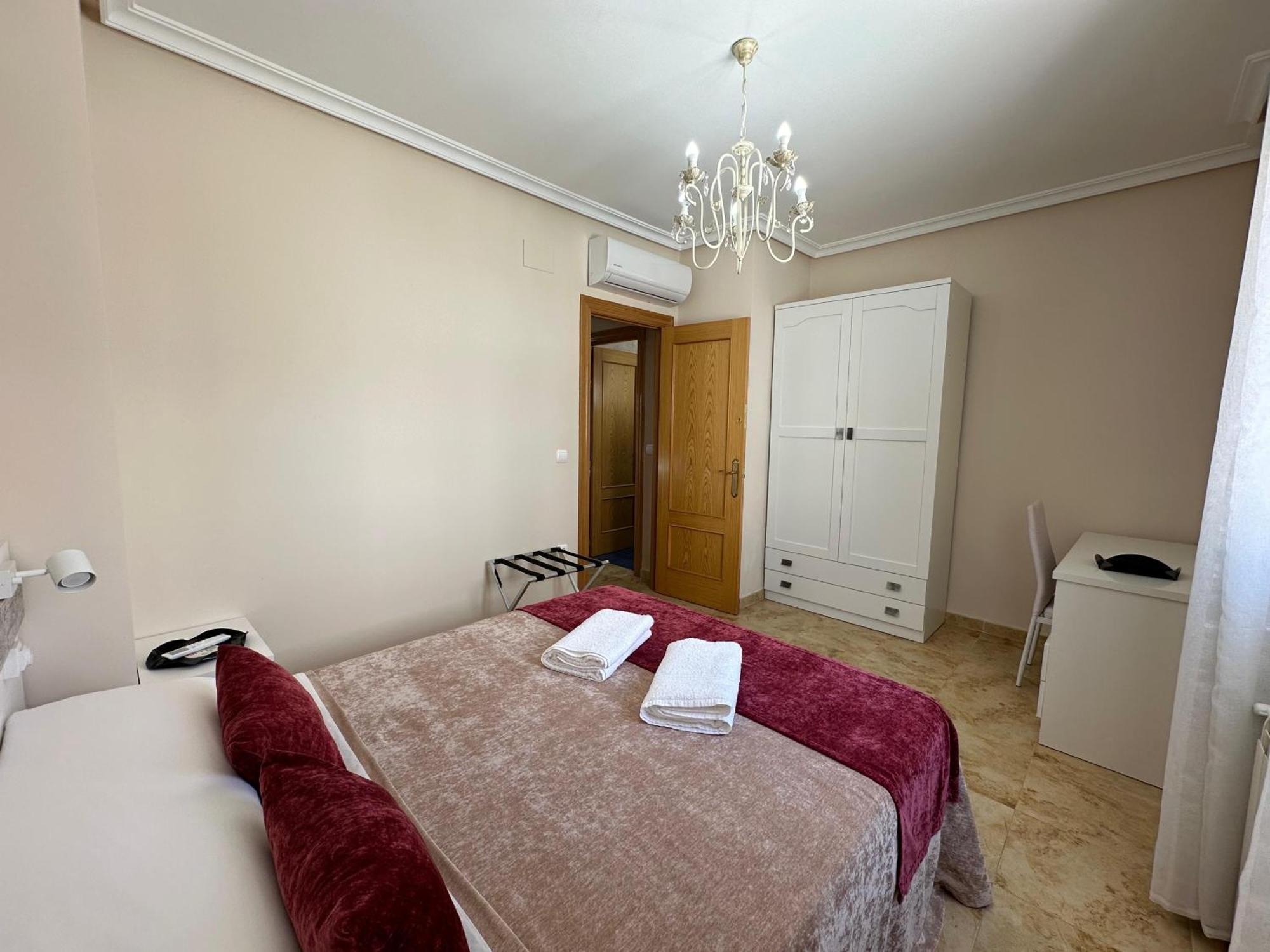 Casa Grande De Tres Plantas Con Parking Gratis Villa Linares  Exterior foto