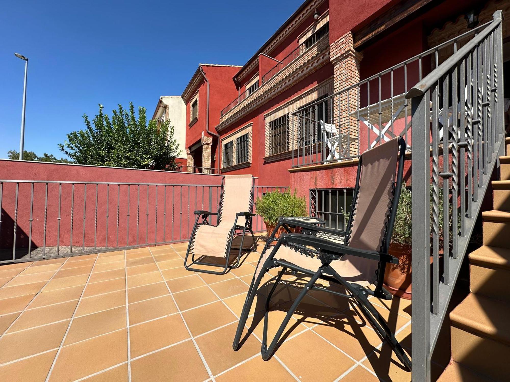 Casa Grande De Tres Plantas Con Parking Gratis Villa Linares  Exterior foto