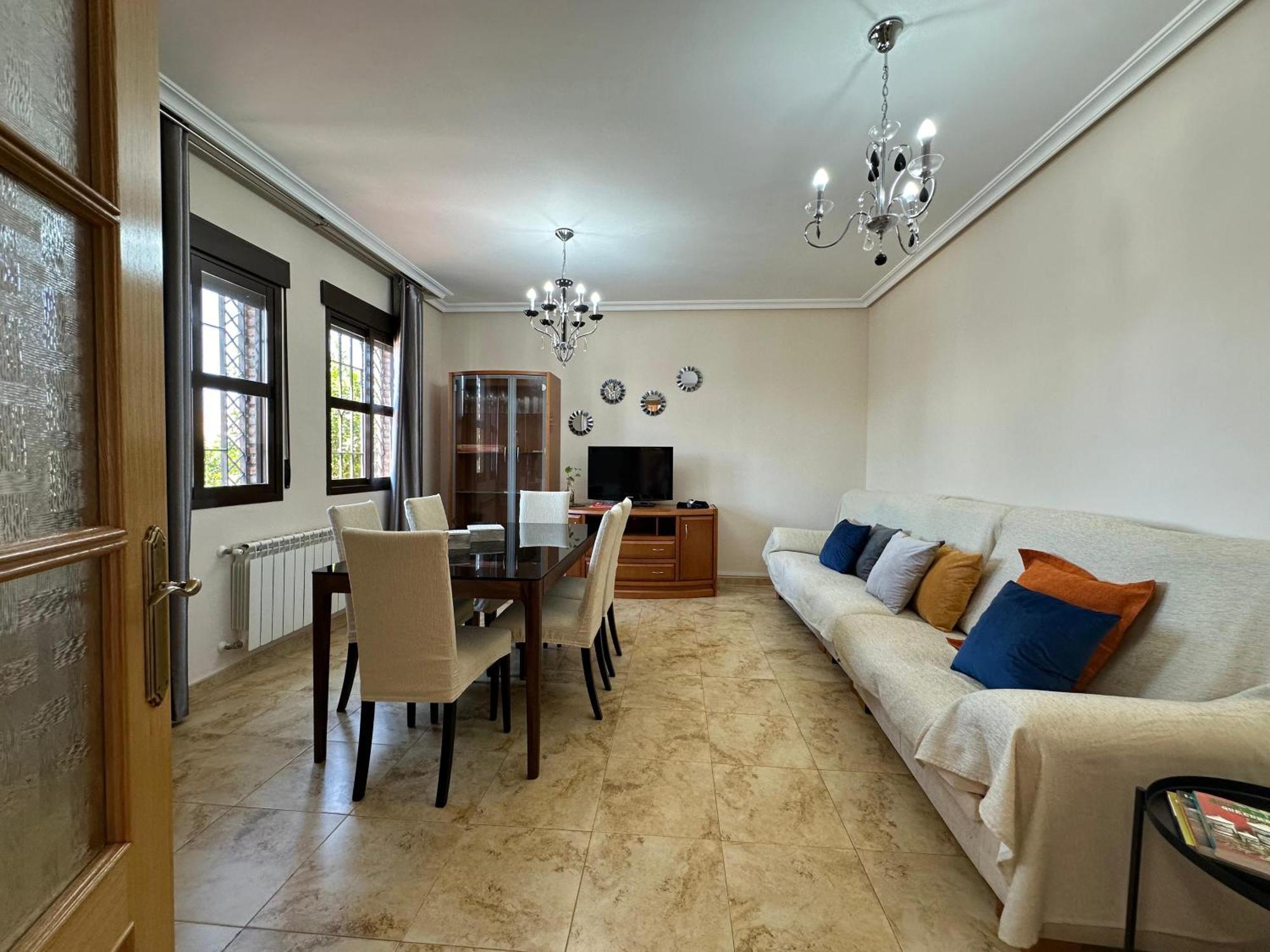 Casa Grande De Tres Plantas Con Parking Gratis Villa Linares  Exterior foto