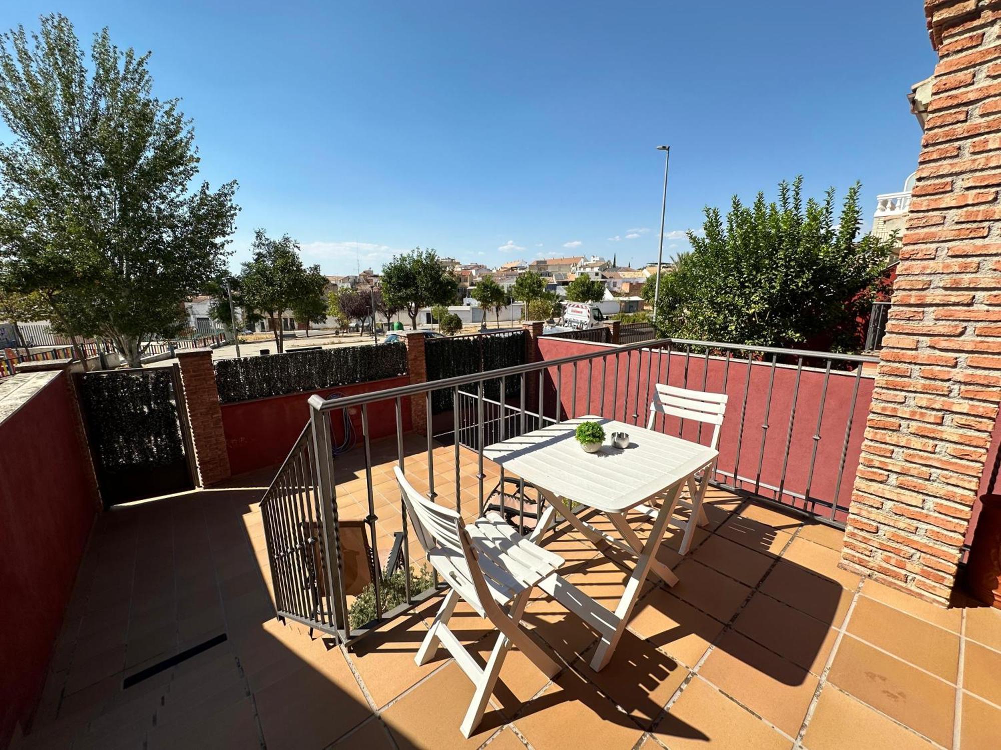 Casa Grande De Tres Plantas Con Parking Gratis Villa Linares  Exterior foto